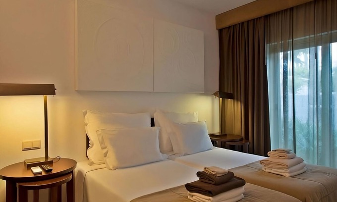 Albufeira Hotel | Your Home Away From Home! Fully-equipped Kitchen, Beach Access, Outdoor Pool!