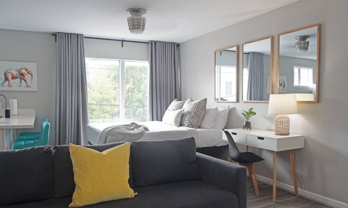 Neartown House | Your Keys to Montrose! Sleeps 48/12BR/12BA/9PA