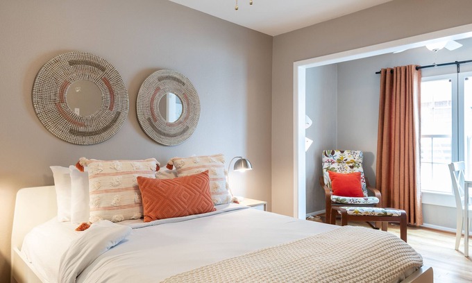 Neartown House | Your Montrose Collective! Sleeps 26/13BR/8.5BA/7PA