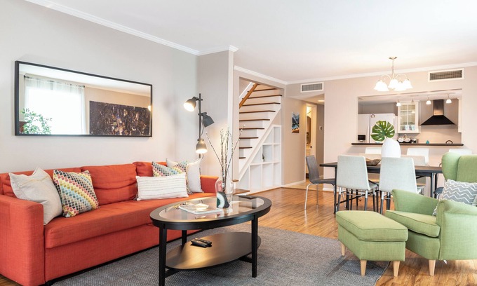 Neartown House | Your Montrose Collective! Sleeps 32/16BR/12BA/10PA ★