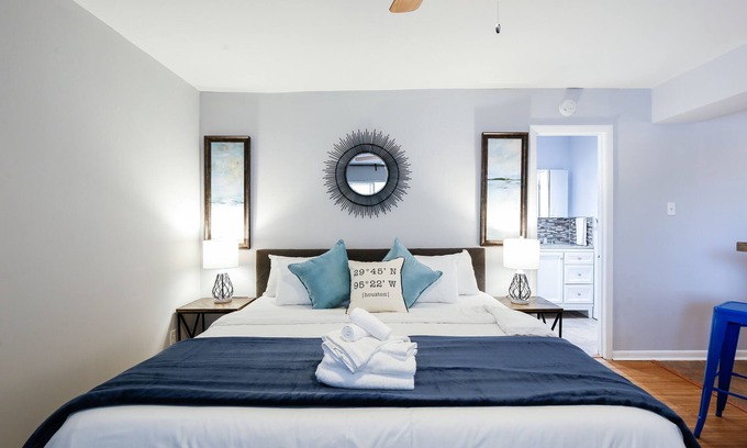 Hyde Park Apartment | Your Montrose Studios! Sleeps 30/15BR/15BA/15PA