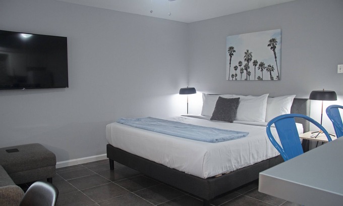 Hyde Park Apartment | Your Montrose Studios! Sleeps 36/18BR/18BA/18PA