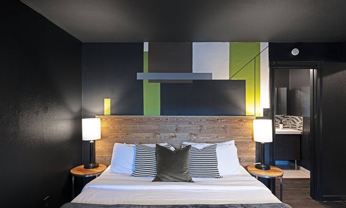 Hyde Park Apartment | Your Montrose Studios! Sleeps 54/27BR/27BA/27PA