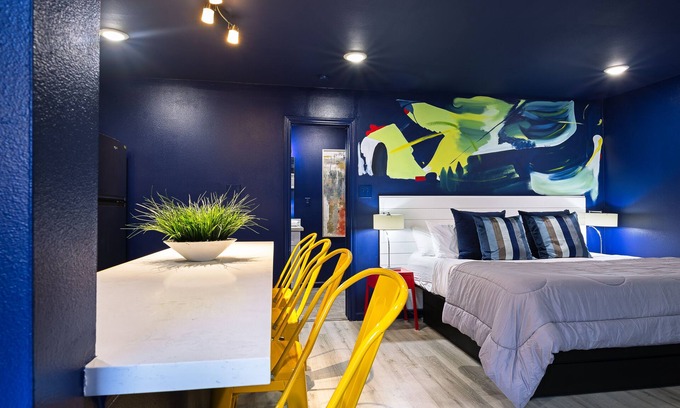 Hyde Park Apartment | Your Montrose Studios! Sleeps 50/25BR/25BA/25PA