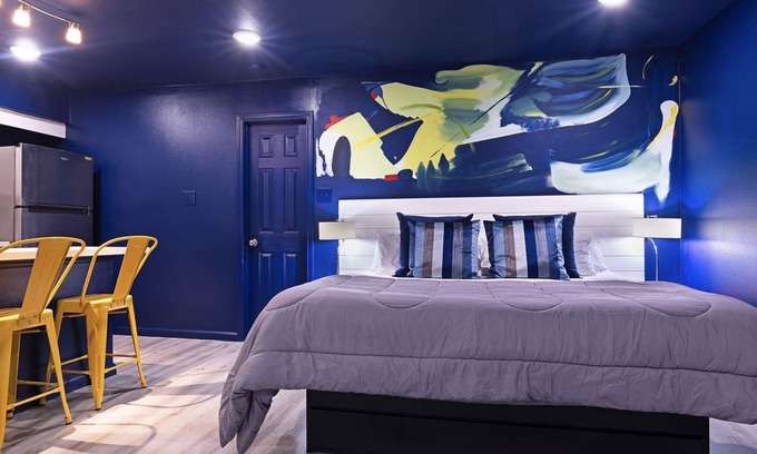 Hyde Park Apartment | Your Montrose Studios! Sleeps 24/12BR/12BA/12PAn