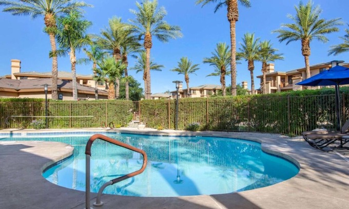 North Scottsdale Hotel | Your Relaxing Getaway Awaits! Onsite Pool, Kitchen, Free Parking!