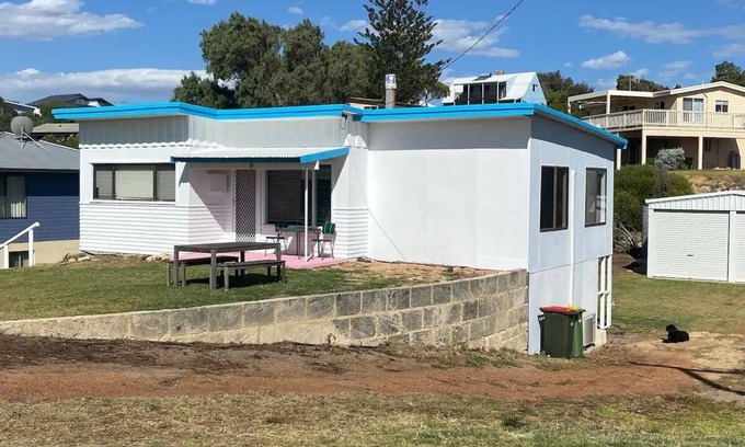 Guilderton House | Your winter escape! Wood Fire, Fast Internet, Netflix, Beach. Hitting the spot!