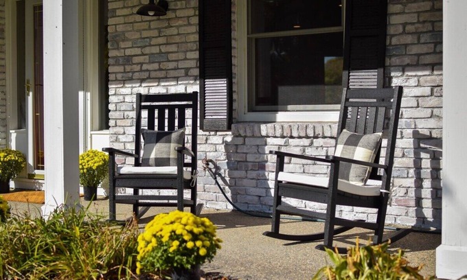 Minnetonka House | "Zen Den" on the Lake - Downtown Wayzata Charm, Pet & Family Friendly by Roxy Rentals