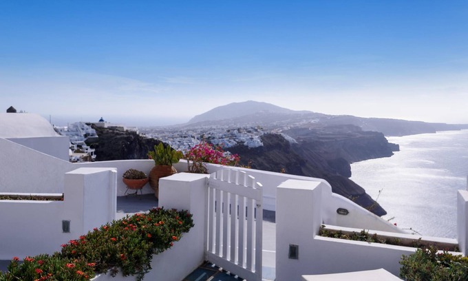 Imerovigli Hotel | Zenith Blue Villas - Traditional Honeymoon Cave Suite with 2 Hot Tubs
