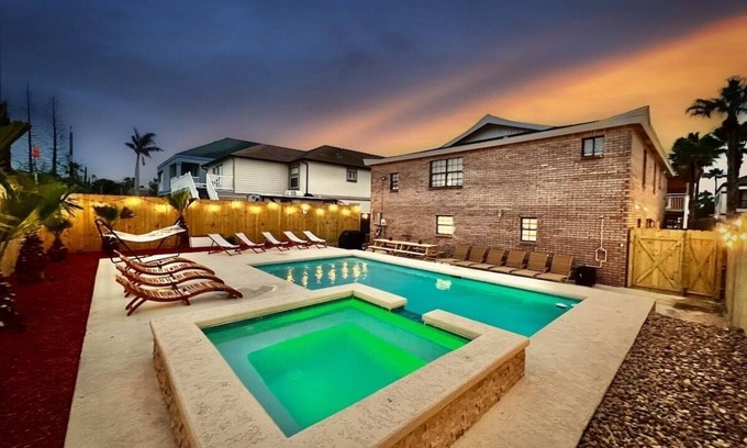 South Padre Island House | Zula Del Mar, Sleeps 22 ⛱ 2min Walk To The Beach ⛱ Private Heated Pool & HotTub