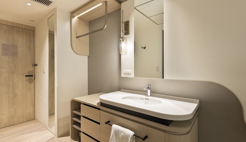 Superior , 1 bed Queen , chair type, Non Smoking