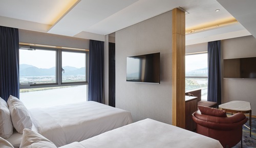 Suite, River View, Corner