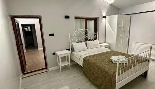 Standard Condo, Annex Building