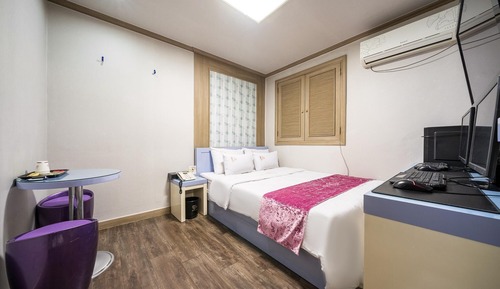 Room (Couple PC (no hard PC bag Netflix fre)