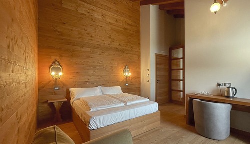 Deluxe Double Room, 1 Queen Bed with Sofa bed, Balcony, Valley View