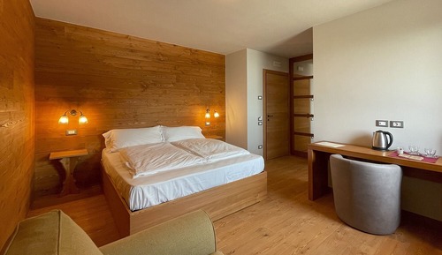 Deluxe Double Room, 1 Queen Bed with Sofa bed, Accessible, Valley View