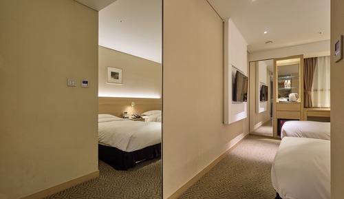 Twin Room, No Windows (Bathtub)