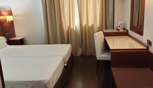 Habitacion doble con 2 camas adaptada para minusvalidos