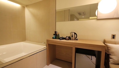 Room (Twin (Netflix + Disney + Bathtub + Ai)