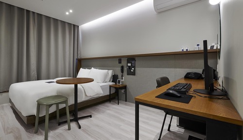 Room (Premium Movie (Queen Bed 1PC Bathtub )