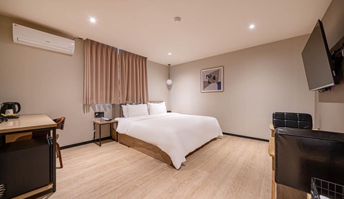 Room (Open Special - Standard (Free Netflix)