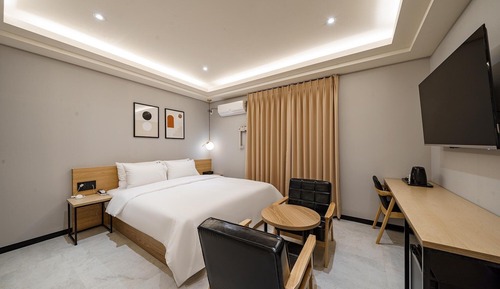 Room (Open Special - Deluxe (Free Netflix a)