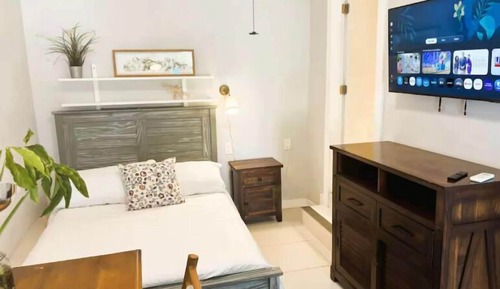 Urban Retreat, Studio 1 Queen Bed, non smoking (no  pool access)