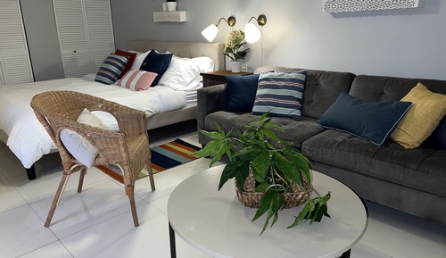 Relaxing Studio with Patio, 1 King bed, non smoking   (no  pool access)