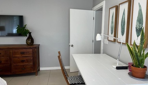 Beautiful house, private pool, tropical patio, 1  King bed, 2 Full beds, new kitchen, non smoking