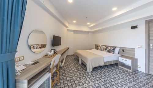 Family Triple Room, 1 Queen Bed