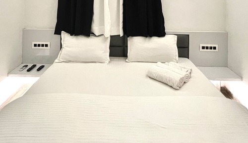 Deluxe Apartment, 1 Queen Bed, Smoking, Bathtub