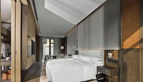 Deluxe Room, 1 King Bed, Courtyard Area