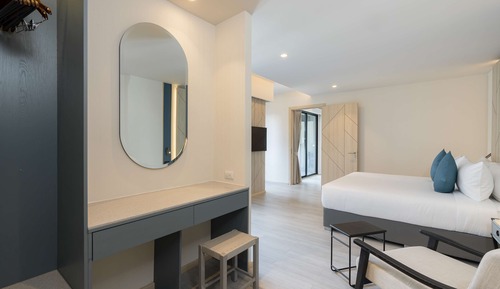 Suite, 1 Double Bed, Balcony, Garden View (Living Room)