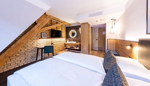 Superior Studio, Pets Not Allowed