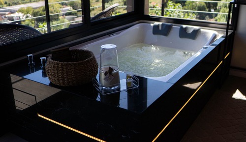 Luxury Cabin, Jetted Tub, Vineyard View (Unita)