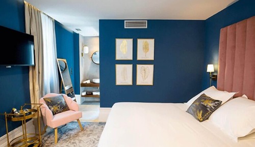 Room 202: Deluxe Double Room, 1 Queen Bed