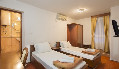 Twin Room, Hill View