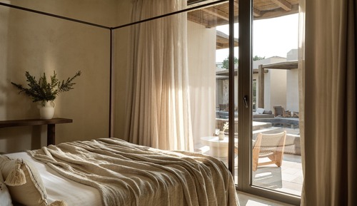 Deluxe Suite with Shared Pool and Walk-in Tub