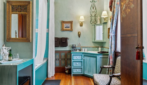 Junior Suite #5, 1 Queen Bed, Jetted Tub, 2nd Floor