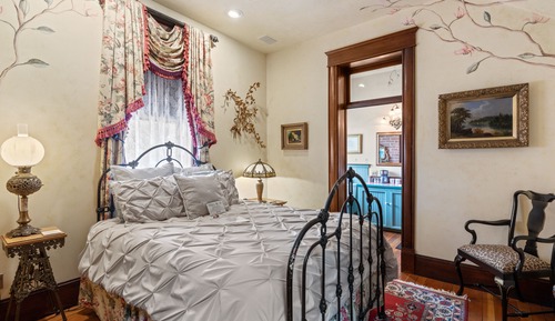 Signature Room #6, 1 Queen Bed, Clawfoot Tub, 2nd Floor