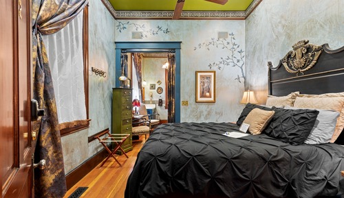 Junior Suite #2, 1 Queen Bed, Jetted Tub, 1st Floor