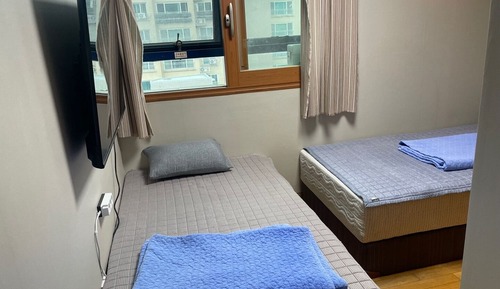 Basic Twin Room, Men only