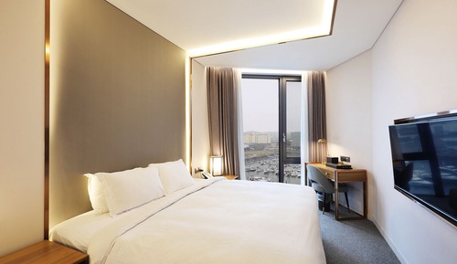 Deluxe Room, 1 Queen Bed (No Pool Access)