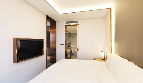 Queen Suite (Complimentary Pool Access for 4)