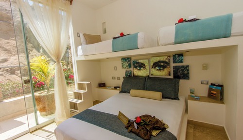 Basic Room, 1 Queen Bed, Non Smoking, Mountain View