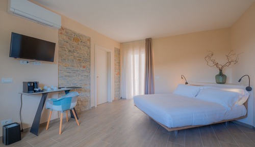 Panoramic Suite, 1 Bedroom, Pool Access, Vineyard View