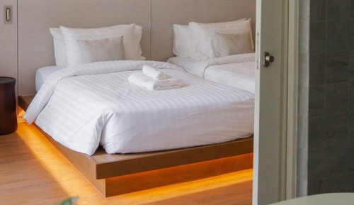 Deluxe Pool Access River View Twin Bed