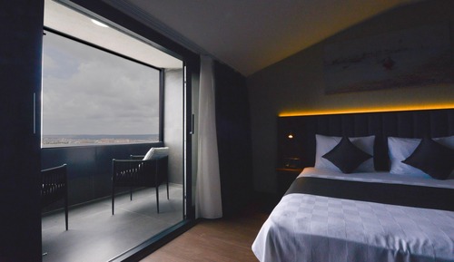 Deluxe Suite with Jacuzzi