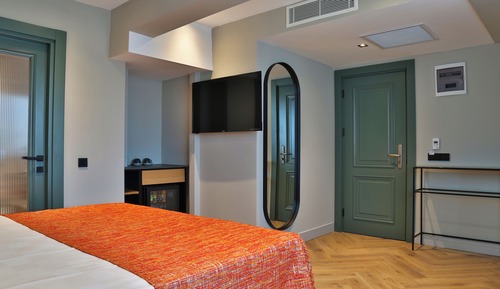 Comfort Room, 1 King Bed, City View