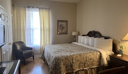 Deluxe Room, 1 King Bed, Non Smoking, Private Bathroom